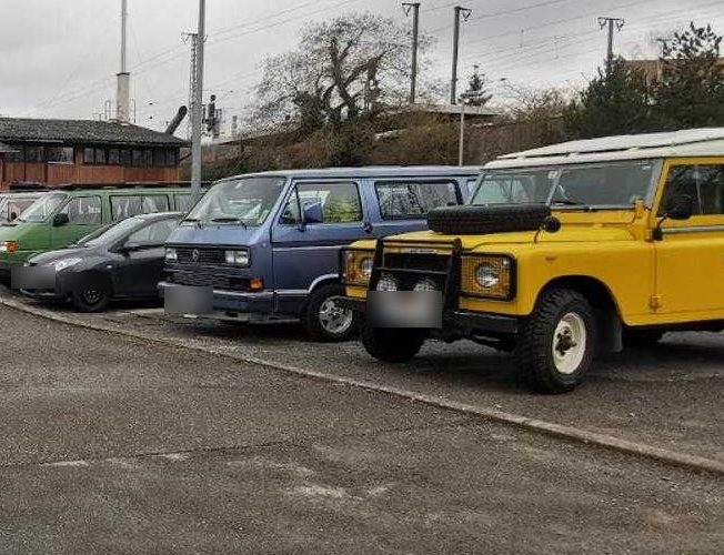 Oldtimer und Busse auf dem Hof