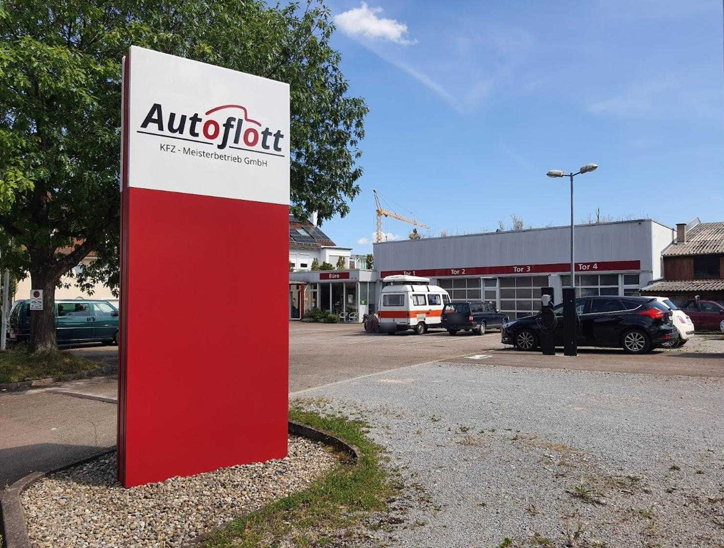 Schild Autoflott Kfz-Meisterbetrieb GmbH vor der Werkstatt